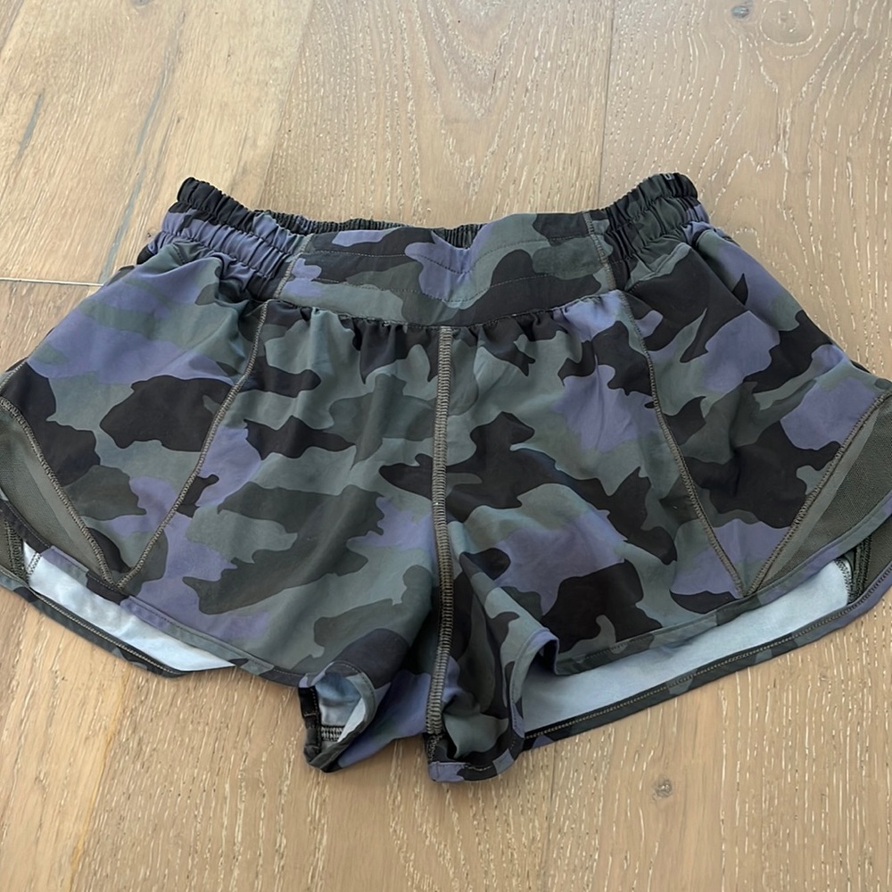 Camo Lululemon Hotty Hot lined shorts 2.5” size 6